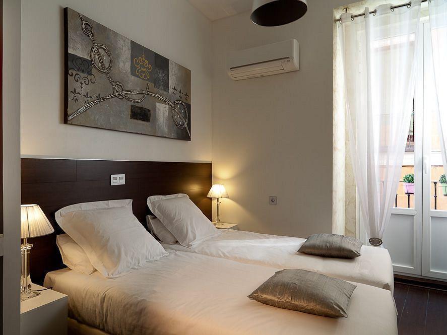 Thc Latina Hostel มาดริด ภายนอก รูปภาพ